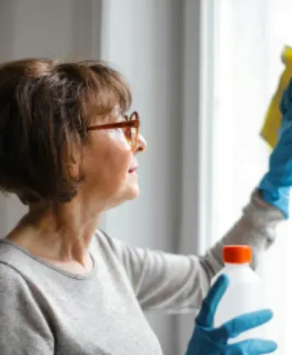 Limpieza de superficies y mobiliario en edificios y locales